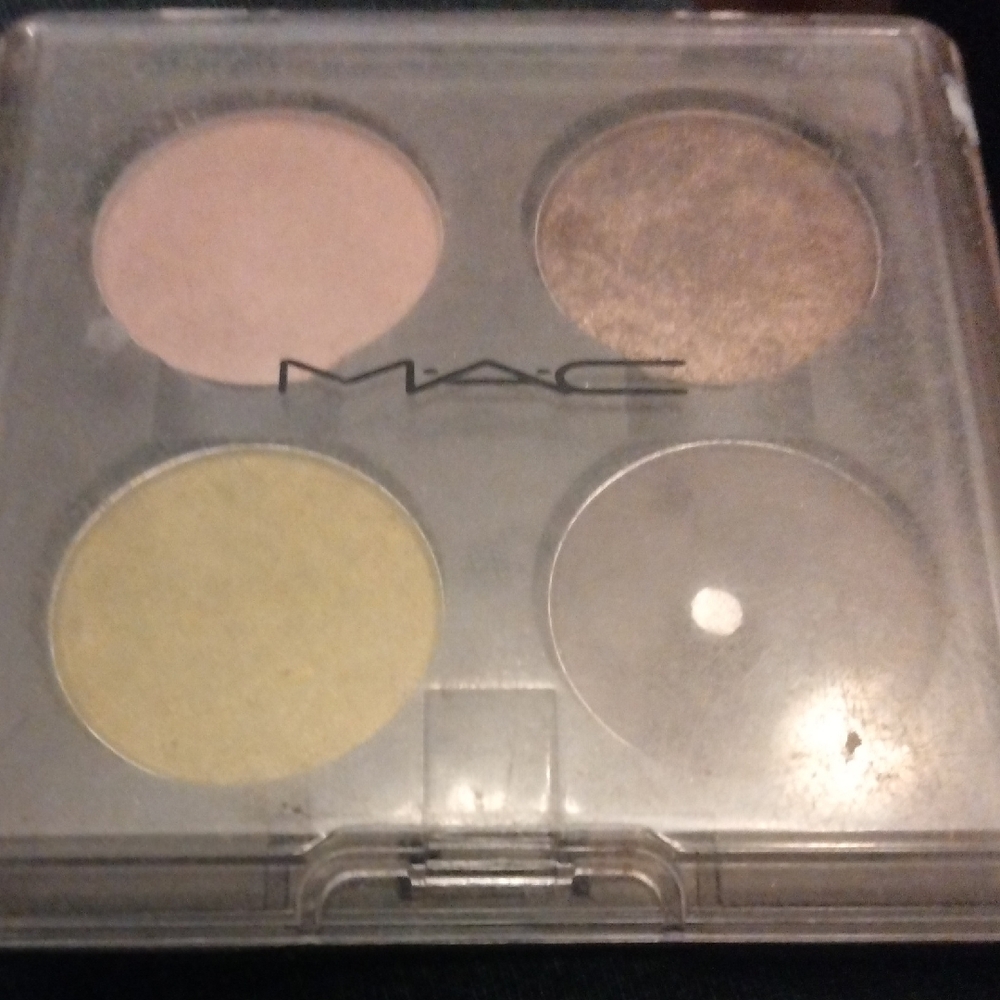 MAC Cosmetics 4 Eyeshadow Palette Next to nothing, tempting, sharp dark edge